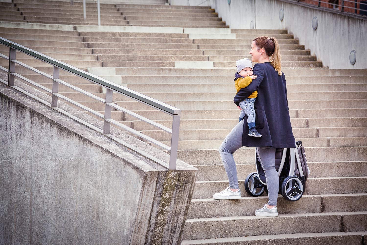 Hauck Poussette Lift Up 4 / Jusqu'à 25 kg / Position Couchée dès la Naissance / Pliable d'Une Main / Porte Gobelet Inclus / Hauteur Réglable / Grand Panier Achats / Noir Gris